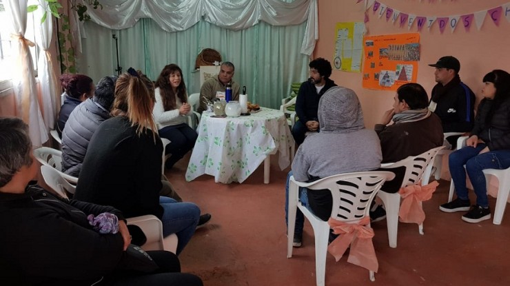 Alaniz y Bondarenko junto a los vecinos del barrio López Romero
